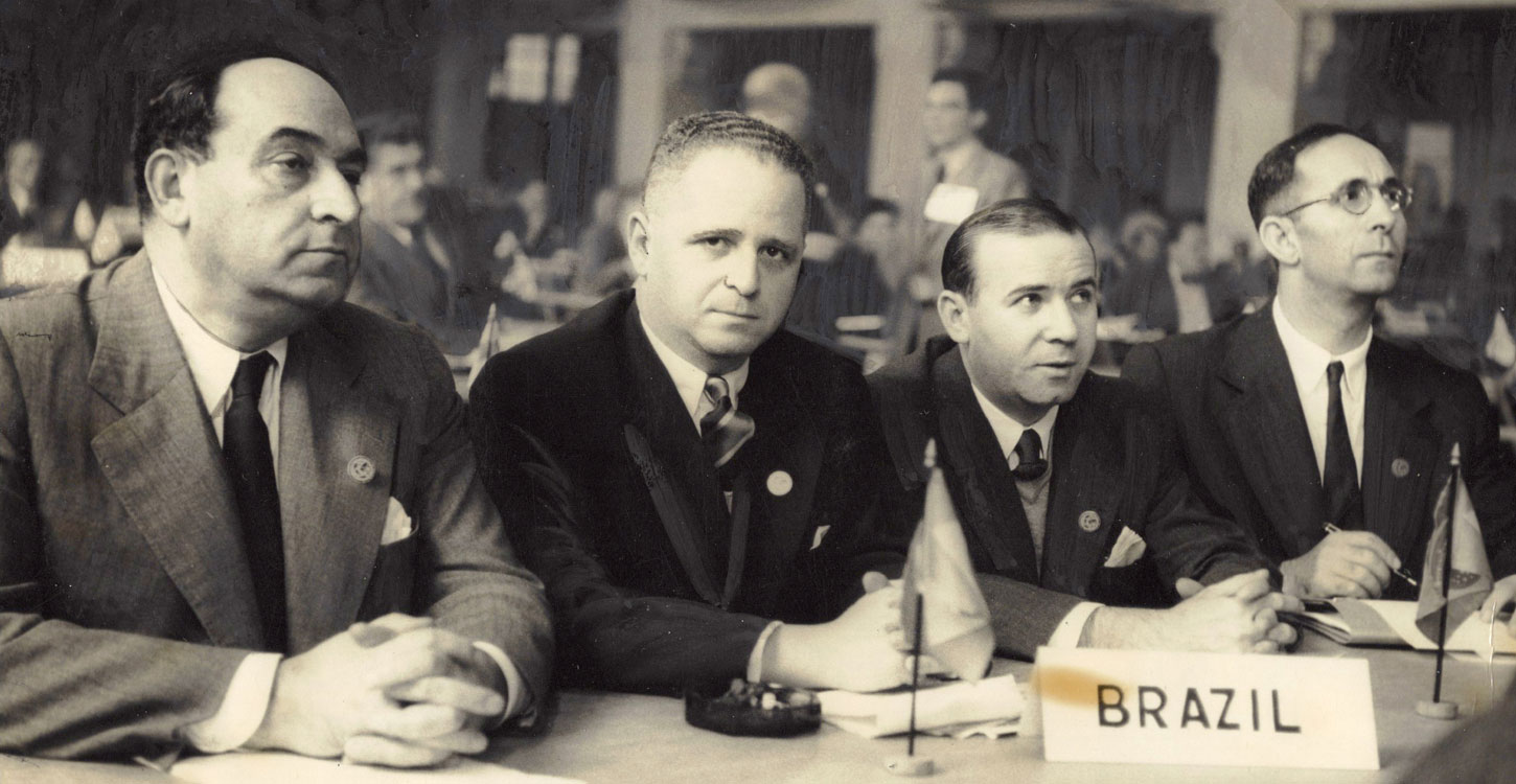 Dr. Lemle (segundo, da esquerda) integrou a delegação ao Congresso Judaico Mundial, de 27 de junho a 6 de julho de 1948, em Montreux, Suíça: “Seu espírito chalutsiano [pioneiro] de proximidade com Israel, que manteve aliás por toda a vida, tornou-se uma luz de esperança nas trevas da perspectiva nazista”