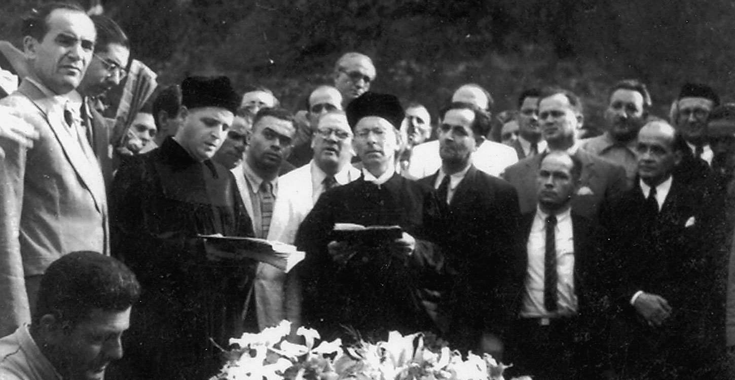 Em 24 de fevereiro de 1942, o Rabino Dr. Lemle oficia o sepultamento pelo rito judaico do casal Lotte e Stefan Zweig, no Cemitério Municipal de Petrópolis