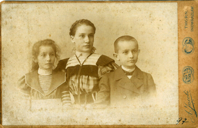 Os irmãos Ruth Springer, Doris Baerwald e Gerhard Springer. Thorn, hoje Polônia, prov. 1897