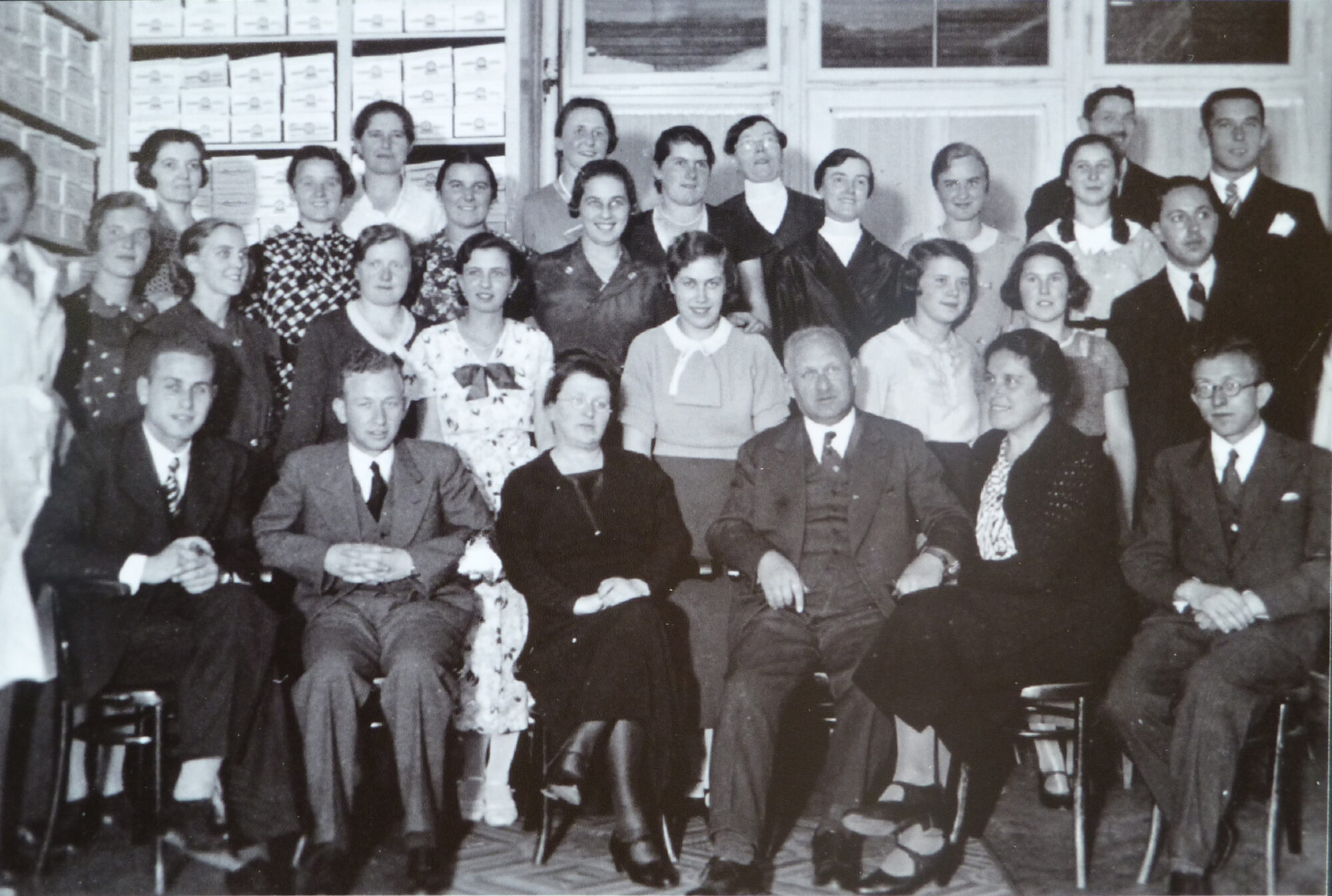 A família Haberer (primeira fila sentados) e os funcionários da Schuhhaus Haberer em Kreuzlingen, em 1931. Hildegard, no centro da foto em pé, vai se tornar uma força motriz dos negócios da família no Brasil
