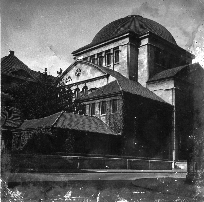 Grande Sinagoga no Westend em Frankfurt am Main, onde o Rabino-fundador da ARI, Dr. Henrique Lemle, atuou como Rabino para a Juventude de junho de 1934 até sua prisão em 10 de novembro de 1938. Única das quatro grandes sinagogas em Frankfurt que escapou gravemente danificada, foi rededicada em 1950 após reformas provisórias e, de 1989 a 1994, restaurada fielmente à sua construção original. Foto: autor desconhecido, prov. 1935-1936, Acervo Histórico da ARI