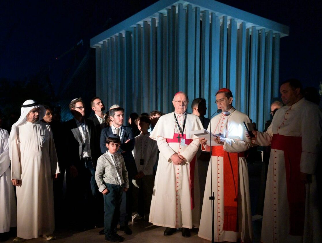 Inaugurada na Ilha Saadiyat em Abu Dhabi em 4 de fevereiro de 12019, a Casa da Família Abraâmica é uma estrutura projetada pelo arquiteto David Adaye e consiste em uma mesquita, uma sinagoga e uma igreja unidas por fundações únicas em torno de um jardim