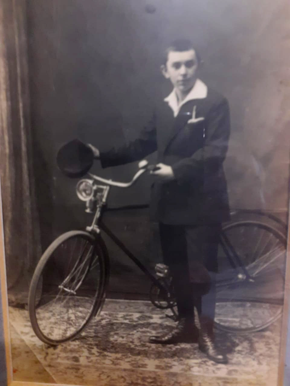 Hermann Zuckermann (geb. 1912 in Nürnberg) zu seiner Bar-Mizwah in 1925. „Als das Schiff in Le Havre ablegte, habe ich sehr geweint.