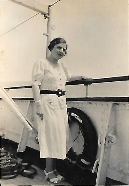 Therese Bierig (geb. 1913 in Frankfurt am Main ) auf dem Kap Ancona 1937 auf dem Weg nach Rio de Janeiro. „Als mein Mann 1936 seinem Onkel mitteilte, dass wir auswandern wollten, meinte dieser: “Warum willst du weggehen? Wieso hast du es so eilig?” fragte er.“