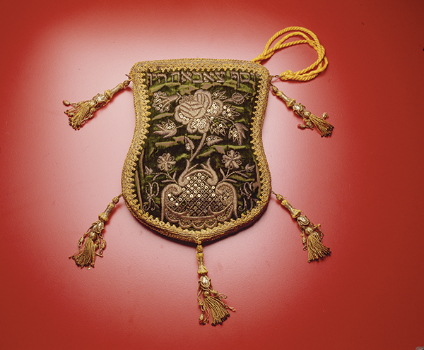 Bolsa para talit, Argélia, segunda metade do séc. 19. Utilizada há quatro gerações em uma mesma família por ocasião da Bar Mitzvá, quando o menino recebe seu primeiro talit. Foto: Guilherme Rozembaum