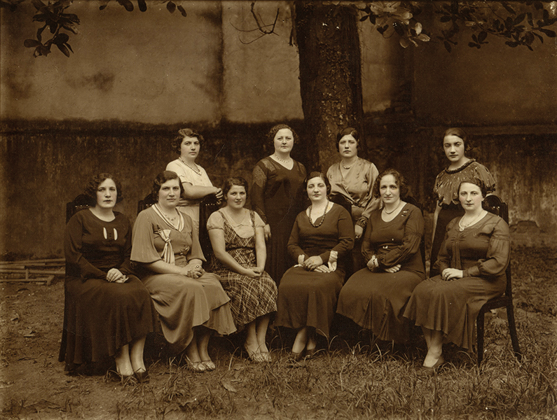 Mulheres judias imigrantes reuniram-se em 1923 para resolver a fundação de uma associação beneficente de ajuda a outras mulheres judias imigrantes que chegavam continuamente ao Rio de Janeiro. As primeiras Damas, prov. 1925